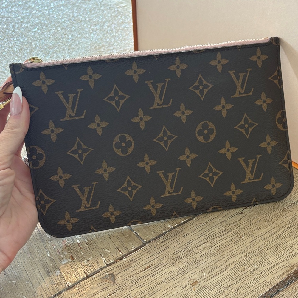 Louis Vuitton Monogram pochette in Brown and Pink Trim